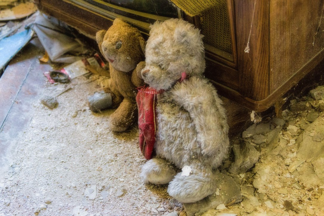 photo abandoned toy bear